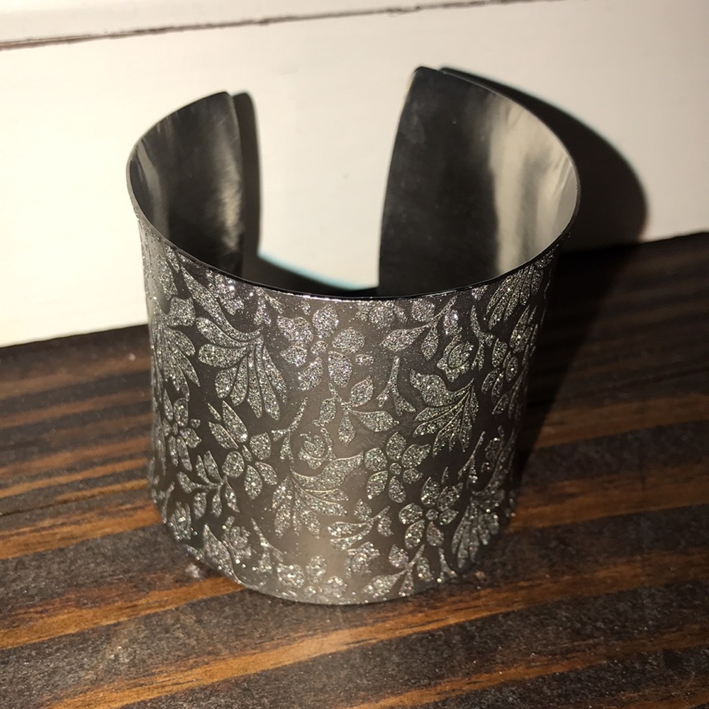 Pink Box-etched sparkle floral design stainless steel cuff-Beautiful!! NWT - Picture 5 of 9